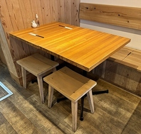 木目調のテーブルで落ち着きがある空間◎