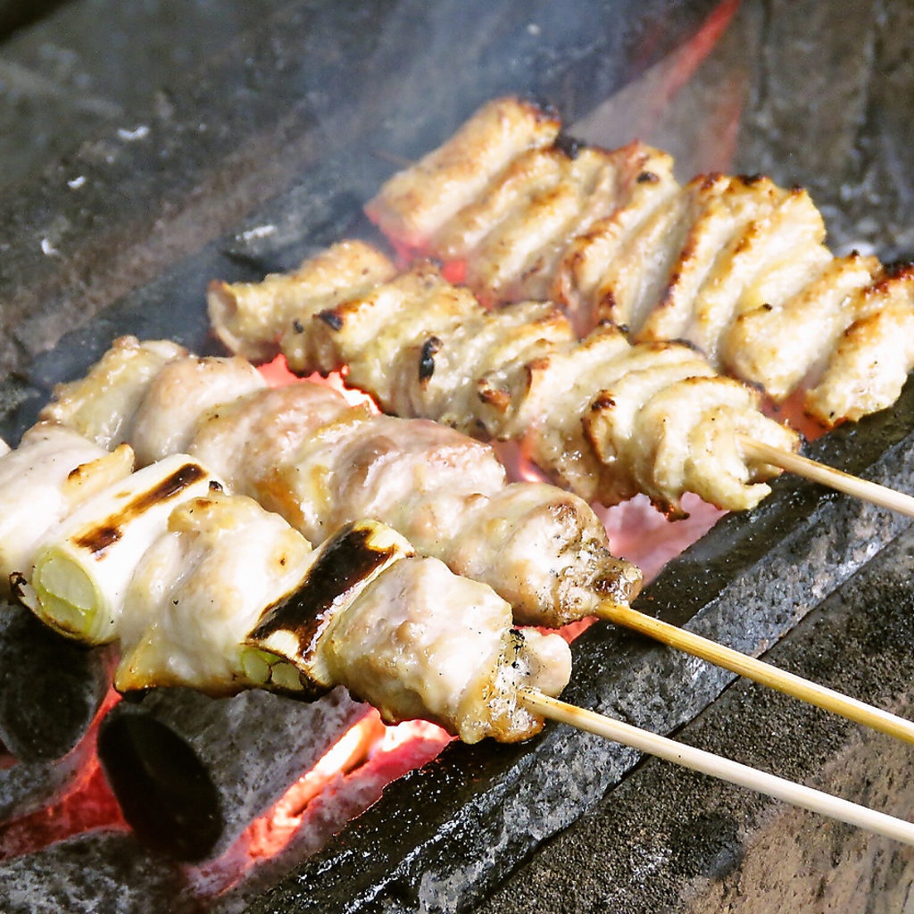 炭火のふっくらジューシーな焼き加減に、思わずもう1本食べたくなっても大丈夫！1本100円(税抜)～！