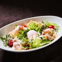 生ハムと半熟玉子のシーザーサラダ