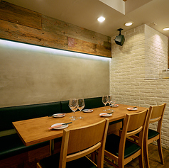 【5～6名様テーブル×1】ご友人とのお食事におすすめな最大6名様のテーブル席です。お好きなワインを見つけながら、美味しい料理を囲んで楽しいお時間をお過ごしください◎