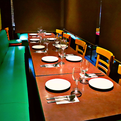 少人数様からご利用いただけるカーテン仕切りの半個室をご用意!