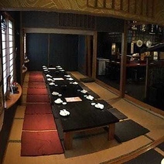 人数に合わせてレイアウトを自由に変更できる使い勝手抜群のお座敷席です。最大32名様までご利用可能で、職場の中規模ご宴会やサークルの打ち上げ、地域のお集まりなどに幅広く活躍します！皆様でお顔を合わせながら、一体感のある賑やかで楽しいご宴会のひとときをお過ごしいただけます◎