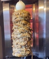 【店内でじっくり焼き上げる看板ケバブ！】スパイスでじっくり漬け込んだお肉を、専用のロースターで香ばしく焼き上げています！削りたてでジューシーなお肉とシャキシャキ野菜、自家製ソースの相性は抜群。オリジナル・ホットの選べるソースでお召し上がりください！