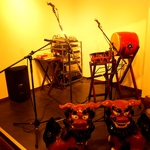 ゆったりした曲から踊れる曲まで幅広い民謡をカバー。三線と太鼓の音色が心と体に響き渡る。