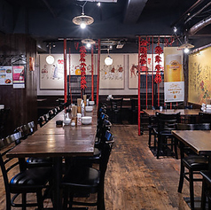 広々としたテーブル席をご用意しております。貸切の最低保証は20万円以上、木曜日と金曜日は25万円以上となります。人数やコース内容についてはいつでもご相談ください。