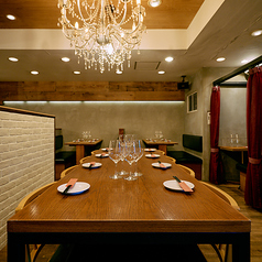 【6～8名様テーブル×1】8名様までのグループにぴったりなお席になります。セルドリンクのワイン樽にもすぐに取りに行ける中央のお席です。グループ様にも好評のコース料理もございますので、ぜひ♪