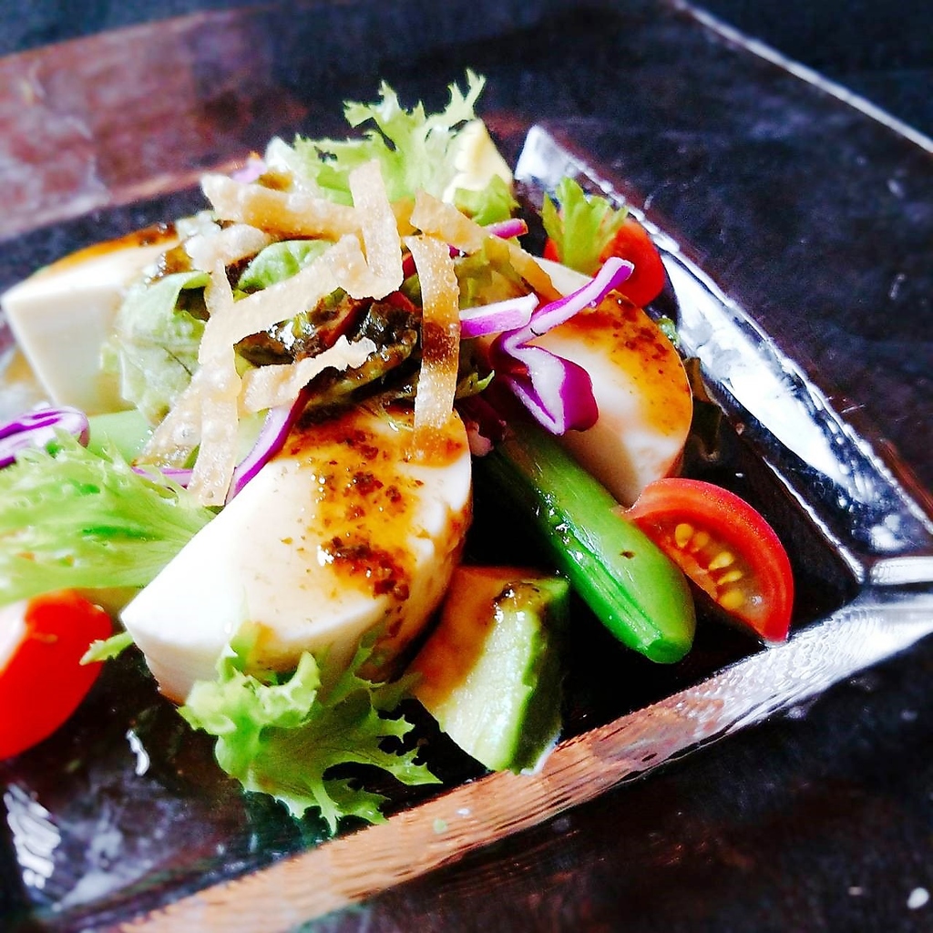 フレッシュな野菜が彩るヘルシーなこの一皿。おいしさも食べ応えも満点で、栄養もしっかり摂れます★