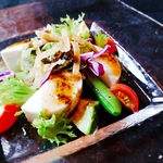 フレッシュな野菜が彩るヘルシーなこの一皿。おいしさも食べ応えも満点で、栄養もしっかり摂れます★