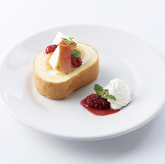 季節の果実とスフレロールケーキ