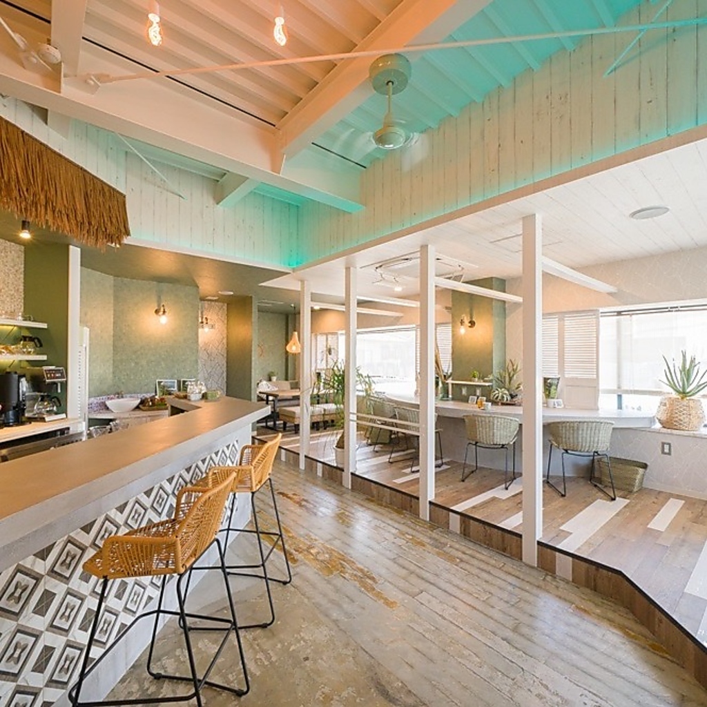 高い天井と開放感のある空間が癒しの場に♪