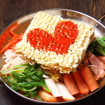 具材がたっぷり入ったプデチゲ鍋は今が1番人気！かわいい見た目なので是非写真撮ってあげて下さい！