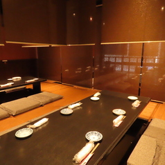 【完全個室／掘りごたつ席：2～10名様】最大40名様まで！接待や部署のみなどの歓談に。ロールカーテンで仕切られた掘りごたつ席は2～10名様まで対応可能。接待や部署での飲み会など、改まった場でも足が楽にできるため、大変人気です。仕切りを上げると最大40名様までご案内可能な完全個室としてご利用いただけます。