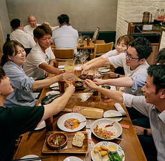 【9～10名様テーブル×1】宴会にぴったりなお席になります。会社の飲み会やちょっとした宴会などにも使いやすいお席。宴会に使いやすい、コース料理は4種類！ワインに合わせたメニューもございます♪