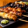 当店の名物“うな串”は、外は香ばしく中はふっくらと焼き上げる職人技が光るひと品。くりから・かぶと・肝など、普段なかなか味わえない部位も取り揃え、鰻の奥深い旨みを存分に楽しめます。新宿三丁目で鰻を気軽に味わえる店として、多くのお客様に支持される看板メニューです。