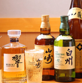 【100種類以上のウィスキーを設備】当店では100種類以上のハイボールを用意し、定番から変わり種まで幅広く選べます。強炭酸で仕上げる一杯は食事との相性も良く、仕事帰りの利用や宴会など様々な場面で選ばれています。田町でハイボールを楽しみたい方にお客様のお好きな用途に合わせて選んでいただける最適な一杯です。