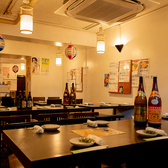 【柔軟なテーブル配置】人数に応じて連結可能なテーブル席を完備しておりますので、日常のお食事から大規模な宴会まで多様なシーンでご利用いただけます。お友達やご家族との楽しいひとときに。心地よい空間で、思い出に残る時間をお過ごしください。どなたでも気軽にお立ち寄りいただけるお店です。