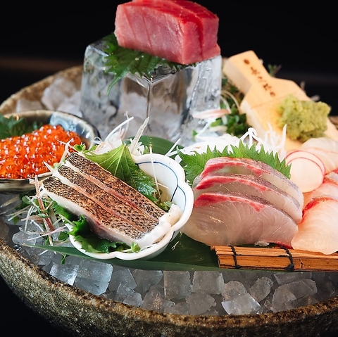 出汁が染み込んだ自慢のおでんと旬の鮮魚をお酒とともに味わう至福のひととき