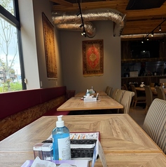 スパイスの香りに包まれる居心地の良い店内は、カジュアルながらも落ち着いて過ごせる空間。少人数でのお食事はもちろん、グループ利用にもおすすめです。温かみのある照明とアットホームな雰囲気の中で、本場の味とともにゆったりとした時間をお過ごしいただけます。