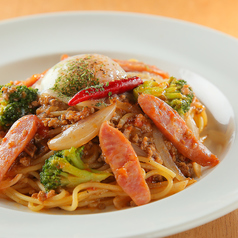 ソーセージとブロッコリーの’ピリ辛’半熟卵乗せ