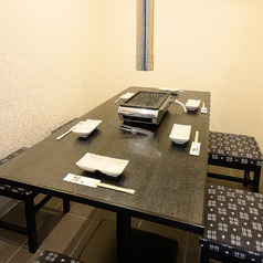 ２名様～ご利用頂ける半個室のお席です！！ほかのお客様の目を気にせず、身内だけで楽しみたいときはここ！会社宴会や接待などで是非ともご利用ください！！美味しいお肉や料理、美味しいお酒とともにみんなの仲が深まること間違いなし♪でも騒ぎ過ぎには注意してください♪