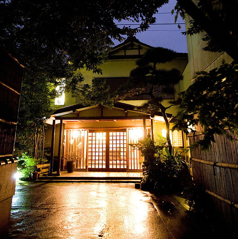 日本庭園の優雅な眺め『古き佳き時代の料亭』