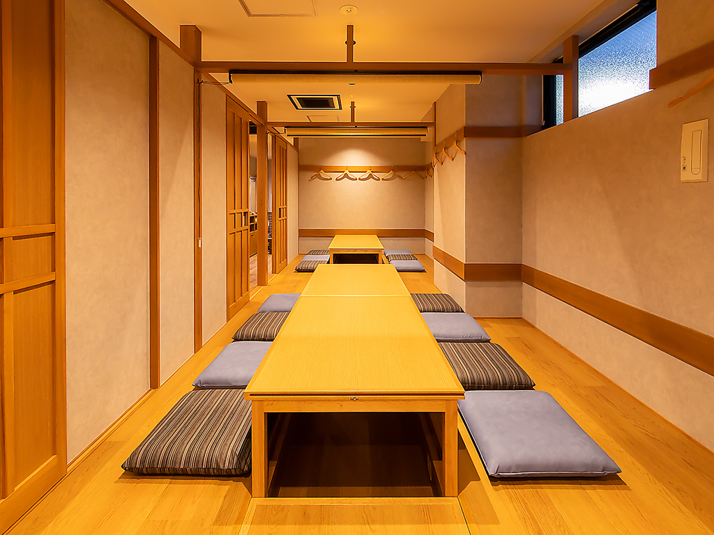 掘りごたつ個室席は最大24名様まで収容可能！人数に合わせて区切れるので様々なシーンに最適♪