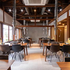 2Fフロアは貸し切りが可能で、最大32名様まで受け入れ可能です。シーンに応じた席選びができるので、特別なイベントや誕生日パーティーにもぴったりな環境が整っています！プライベート感あふれる空間で、自由に楽しんでいただけます。大切な人たちと共に、心温まるひとときをお過ごしください♪お祝いの場にもおススメです