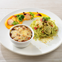 本日のパスタとキーマカレーグラタンのコバラプレート