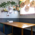 色鮮やかなホイアンのランタン灯る店舗の一番奥にあるお席。古都ホイアンの古民家の応接室をイメージした空間。最大8名様まで並んでお食事できますので、少人数のパーティーにぴったりのお席です。