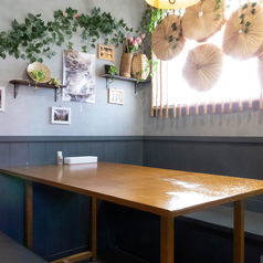 色鮮やかなホイアンのランタン灯る店舗の一番奥にあるお席。古都ホイアンの古民家の応接室をイメージした空間。最大8名様まで並んでお食事できますので、少人数のパーティーにぴったりのお席です。
