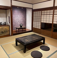 ２階には最大10名様でご利用いただけるお座敷席がございます。ご予約可能ですので、ぜひお早めにご予約ください！※月・水・木・金のみ予約可