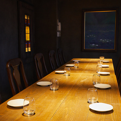 8名様個室と10名様個室は別々の個室ですが、繋げて20名様程度までご利用いただけますので大型宴会にもおすすめです。金山駅周辺で個室居酒屋・個室diningをお探しの際はぜひ当店をご検討ください!