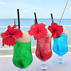 海を眺めながら、優雅なカフェタイムをドリンクとともに