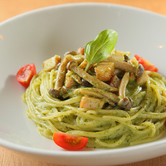 スモークチキンとたっぷりきのこのジェノベーゼ