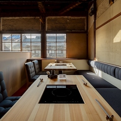 プライベートのご利用最適な8名様でご利用いただける個室を1つご用意しております。築140年のこだわりの建物のゆったり流れる時間がなんとも心地良い雰囲気でみなさまをお待ちしております。