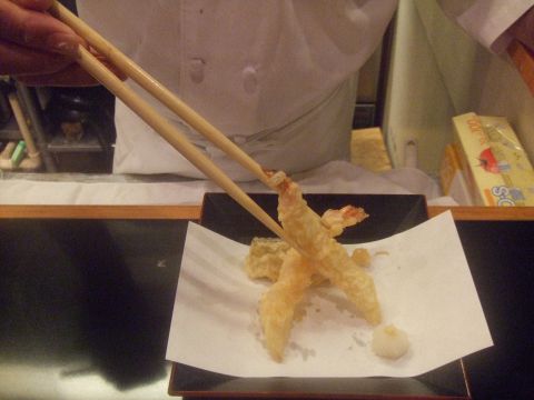 目の前で揚げたてアツアツの天ぷらを出してくれるお店☆