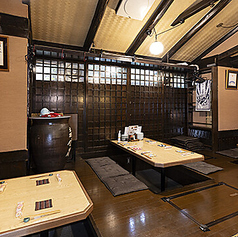 掘りごたつ席は、ゆったりとしたスペースで、足を伸ばしてリラックスできるのが魅力です♪温かみのある木の温もりを感じながら、心地よい時間をお過ごしください☆