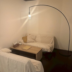 当店人気のソファー席は4名様でご利用いただけます!心地よいソファに身を委ねながら、くつろぎのひとときを過ごせる贅沢な空間をご提供いたします。女子会やお子様連れのママ会などのご利用におすすめです◎ランチタイムからディナータイムまで、美味しいお料理と会話が弾む空間で、心温まるひとときをお楽しみください♪