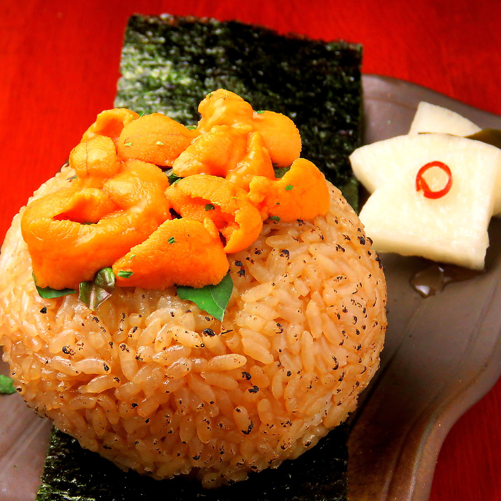 【焼きウニぎり　１コ：480円】　たっぷりウニをのせたウニと焼きおにぎりのコラボレーション！