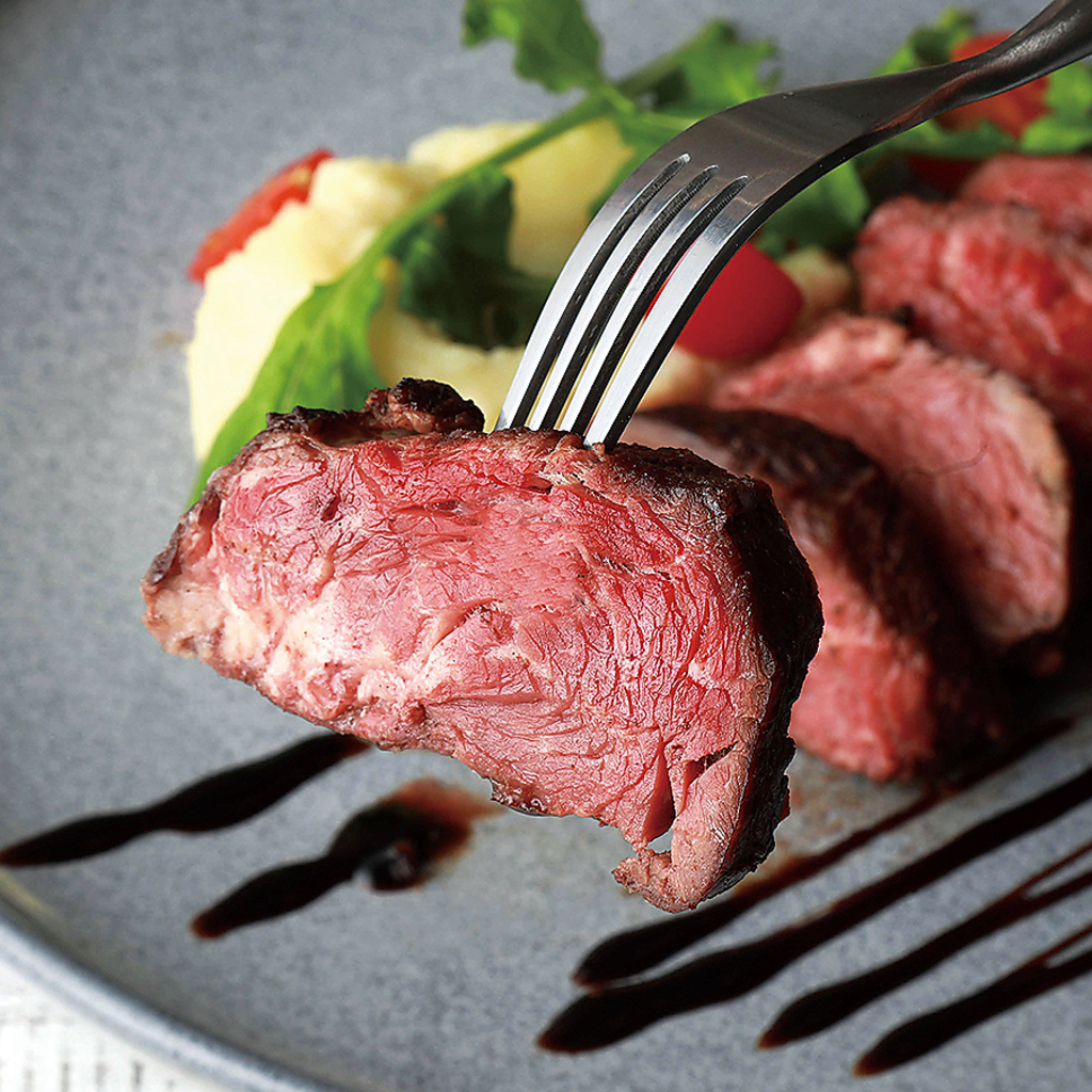 コンフィした肉料理や低温調理した肉料理を炭火で表面をカリッと焼いてご提供♪