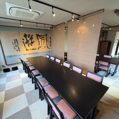 12名様まで座れるテーブル席をご用意しております◎周りを気にせず、広々とした空間で、お仲間とのお食事を賑やかにお楽しみいただけます♪大人数でのサク飲みや打ち上げにもぜひご利用ください。
