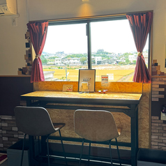 少し背の高いカウンター席で、並んでおしゃべりするのもオススメです（お子様用の椅子はございません）。もちろん、お一人様でも大歓迎です！！※カフェタイムには店内の雰囲気を変えるため、カーテンを閉じます。ご理解ご協力のほど、よろしくお願いいたします。