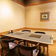 ほっこりした落ち着いた雰囲気のテーブル個室。人数に応じてレイアウト変更できますので、お気軽にお問い合わせ下さい。
