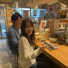 カウンター席からは目の前の鉄板で焼き上げるライブ感を楽しめ、大切な人とも距離の縮まる温かみのある木目のカウンターで楽しいひと時をどうぞ