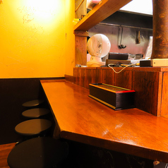 外に面したカウンター席は、開放感たっぷりでまるで屋台気分！通りを眺めながら乾杯できる人気のお席です。仕事帰りの一杯や友人とのサク飲みにもぴったり。外の風を感じながら、串焼きやお酒を気軽に楽しめるのが魅力。お祭りのような賑わいを感じつつ、気軽に立ち寄れるおすすめスポットです。