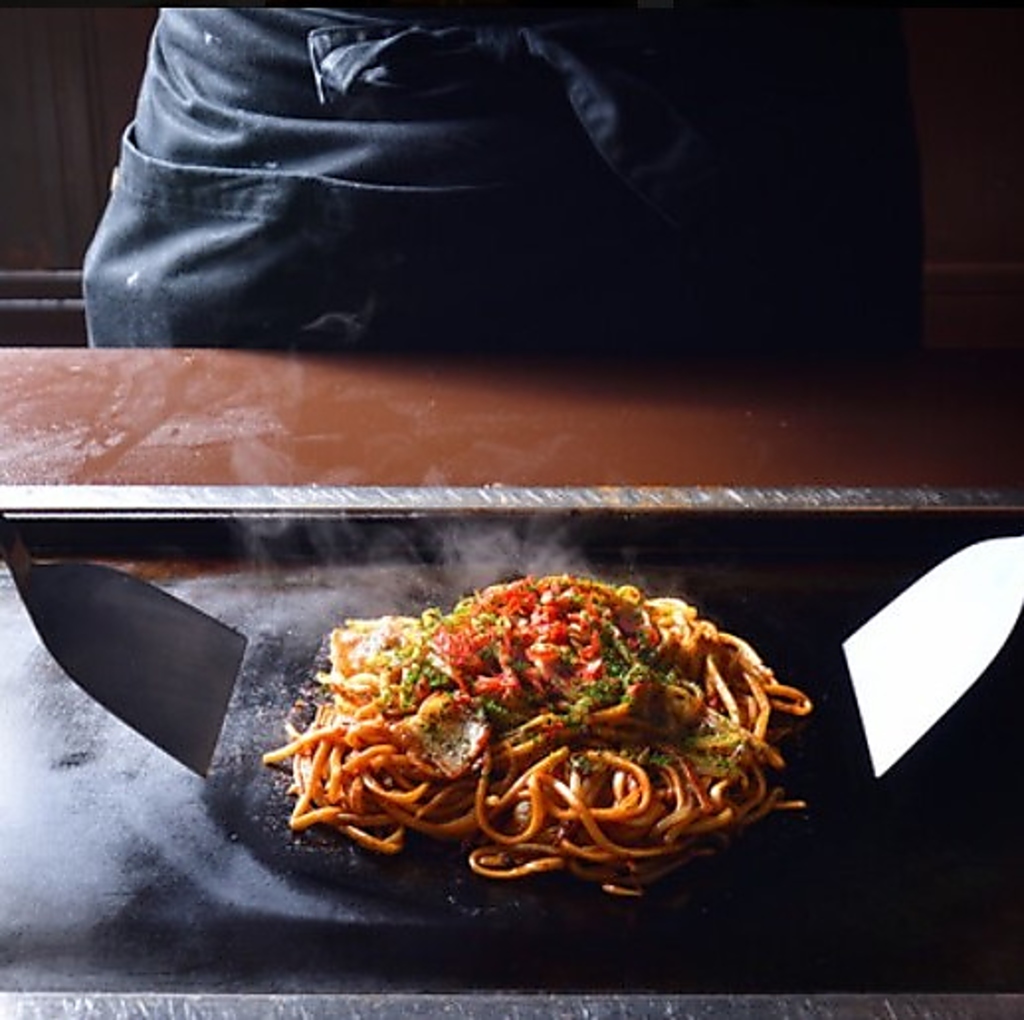 当店自慢のオリジナルブレンドソース！お好み焼きや、焼きそばなどの味をさらに引き立ててくれます。