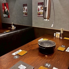 【完全個室／2~6名様×1室】ご接待や少人数でのご会食、誕生日・記念日利用におすすめ。2~6名様の少人数でご利用いただける居心地の良いプライベート空間です。周りを気にせずお過ごしいただけるため、ご接待やご会食といったビジネス利用はもちろん、記念日や誕生日など特別なお祝いにもおすすめです。