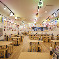 気取らず落ち着く和みの店内…ワイワイと飲み会を楽しみたいお客様におすすめのテーブルを多数完備しています!