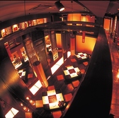 あたたかい光に照らされた写楽。吹き抜けの天井が格別の空間を生み出す。