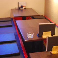 木の温もりが心地よい広めの座敷席は、友人同士の飲み会や女子会などグループでのご利用に最適です。テーブルを囲んで美味しい料理を楽しめば、自然と笑顔が溢れ会話も弾みます♪お座席なので、長時間座っていても疲れにくいので、時間を忘れて楽しいお食事を存分にご堪能ください！